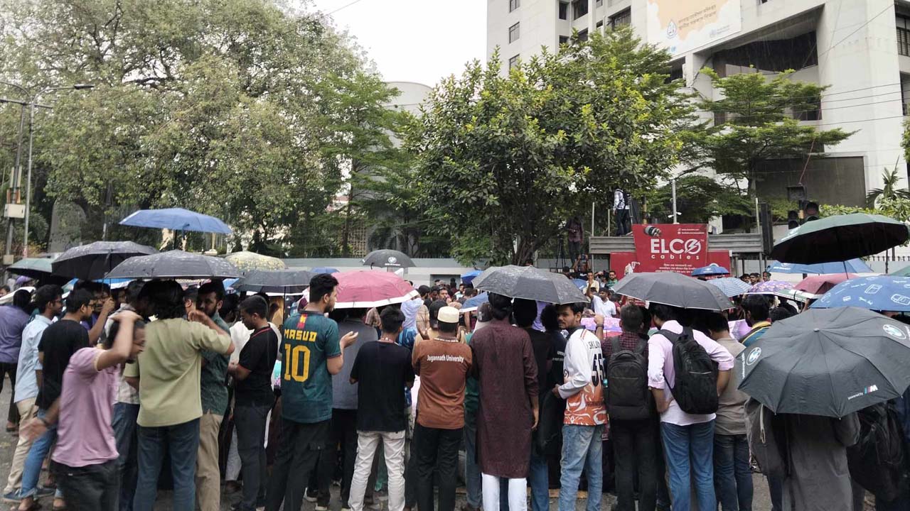 বোতল বোতল স্লোগানে উত্তাল কাকরাইল মোড়