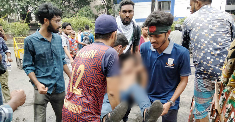 পুলিশের লাঠিচার্জে আহত ৩৭ শিক্ষার্থী ঢাকা মেডিকেলে