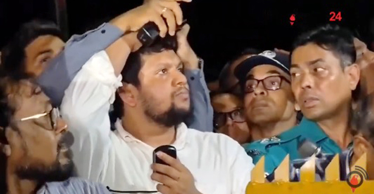 উপদেষ্টার মাথায় বোতল নিক্ষেপ, অভিযুক্তকে খুঁজছে পুলিশ