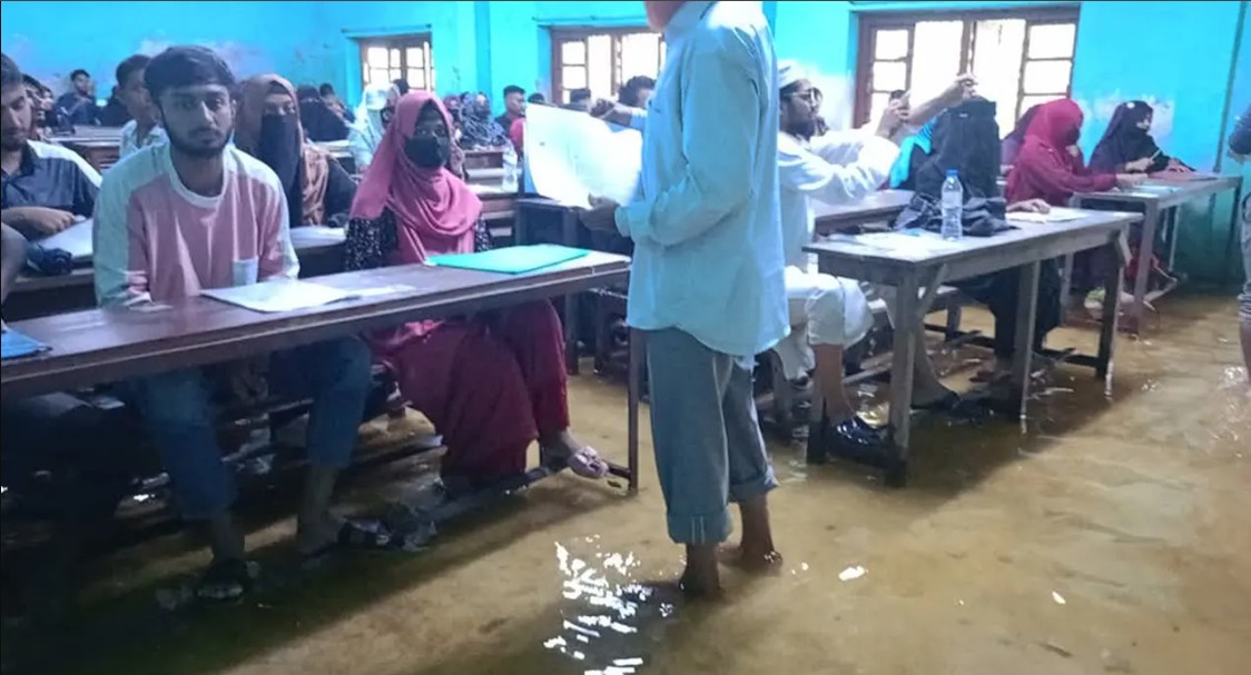 পানিতে বসে ভর্তি পরীক্ষা দিলেন শিক্ষার্থীরা