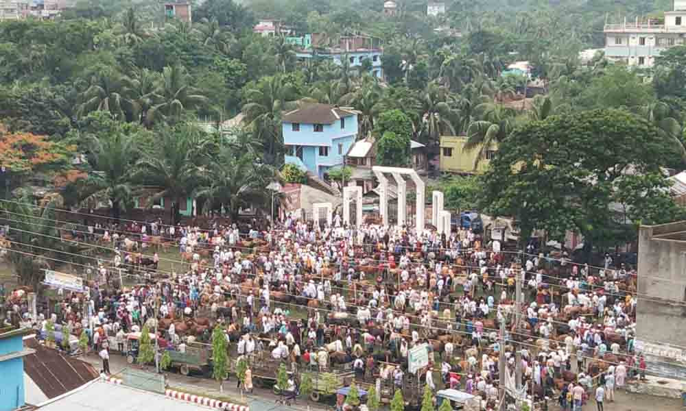 শহীদ মিনা‌রে পশুর হাট, বেদিতে পান-সিগারেটের দোকান