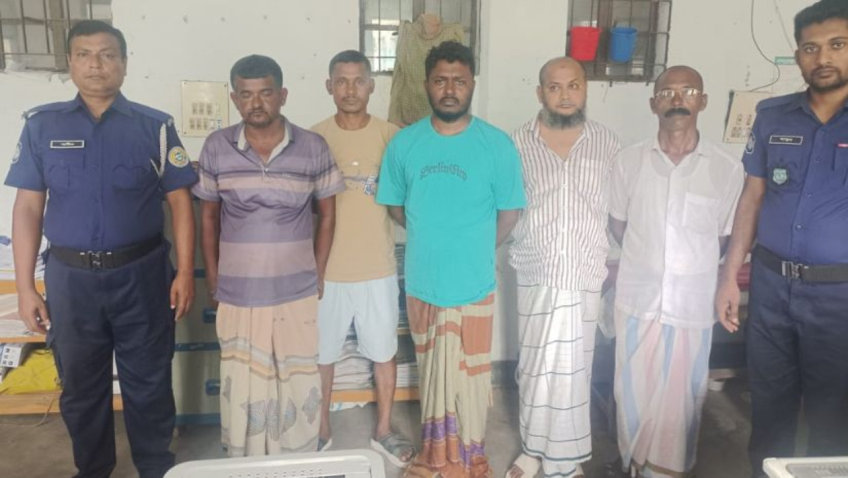 কুয়াকাটায় হোটেলে জুয়ার আসর, গ্রেপ্তার ৫