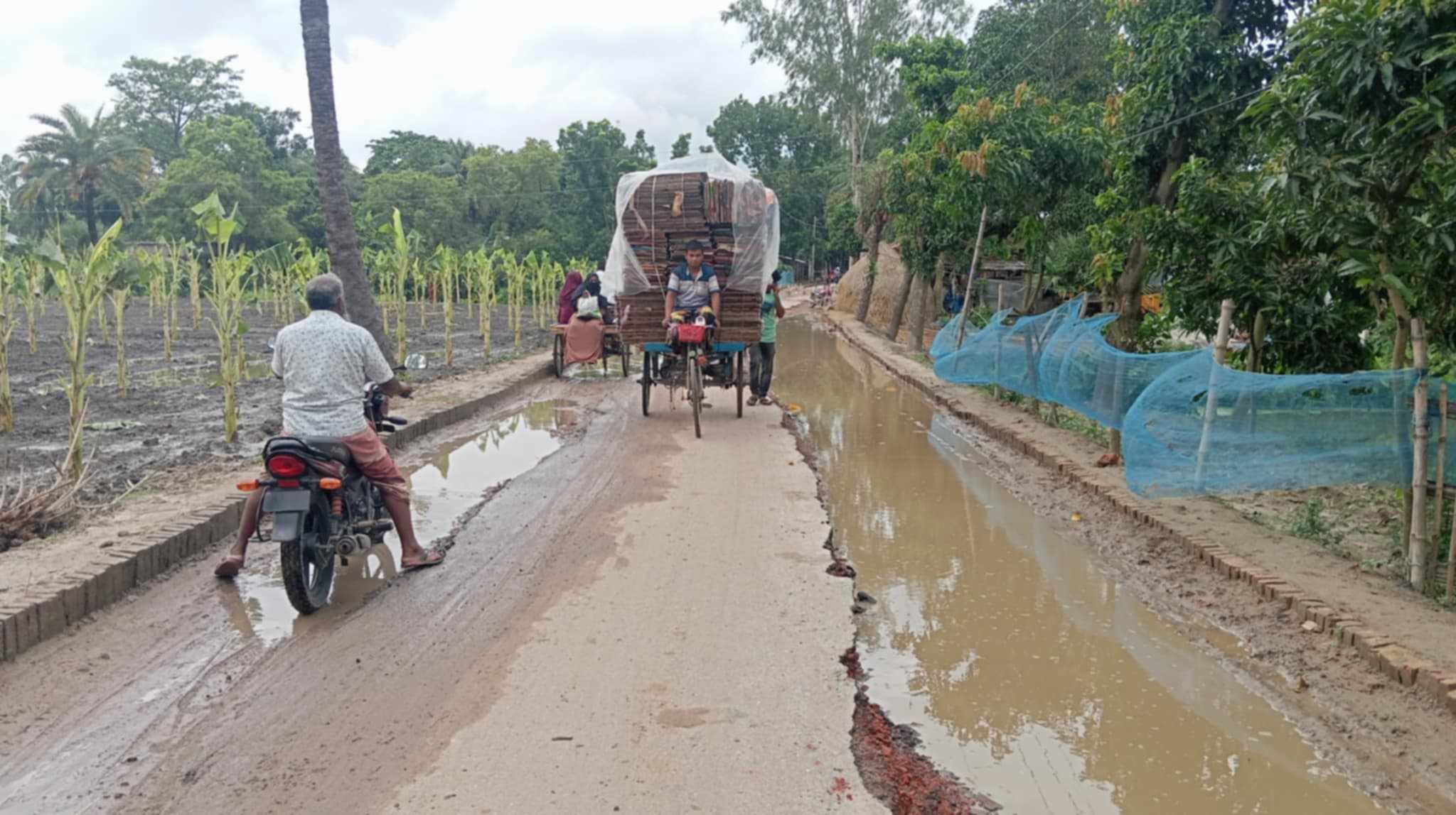 আত্রাইয়ে সড়কে দুরবস্থা স্থানীয়দের ক্ষোভ