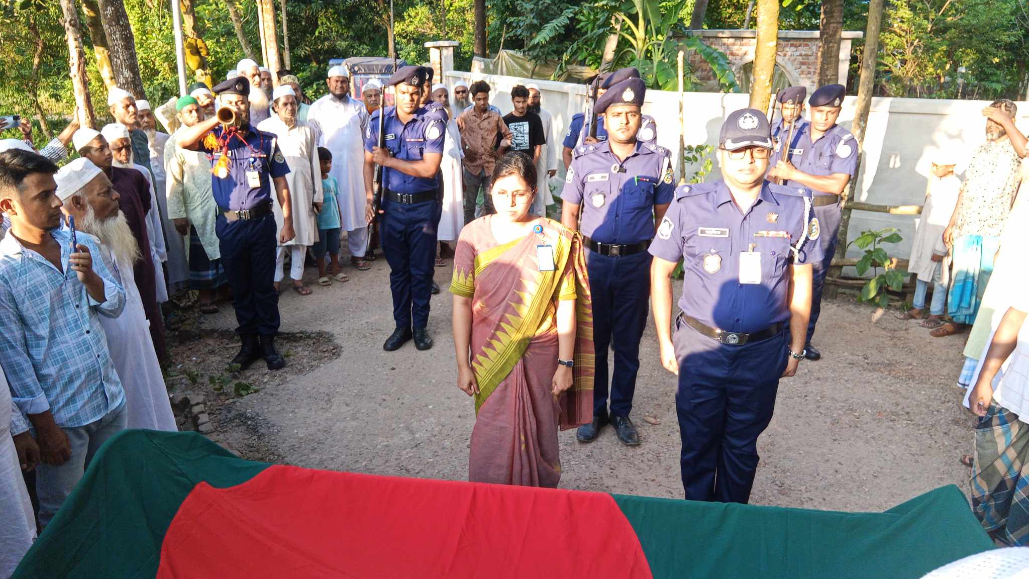 রাষ্ট্রীয় মর্যাদায় বীর মুক্তিযোদ্ধা হানিফ মিয়া দাফন সম্পন্ন
