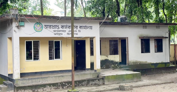 ঘুষ ছাড়া সরকারি গুদামে ওঠে না ধান