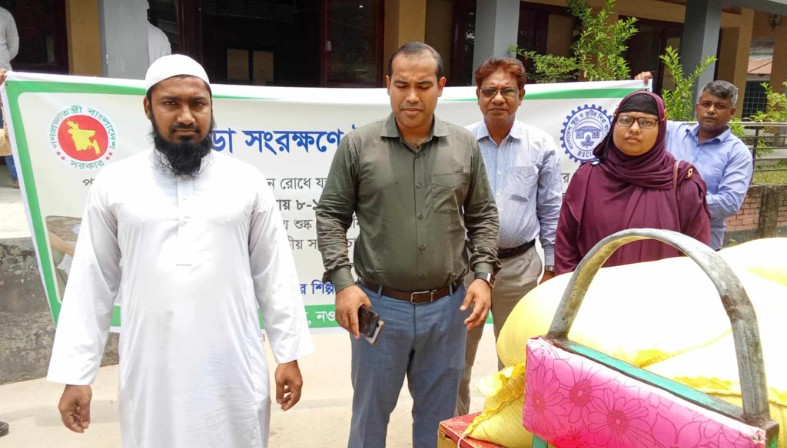 চামড়া সংরক্ষণে আত্রাইয়ে প্রশাসনের লবণ বিতরণ
