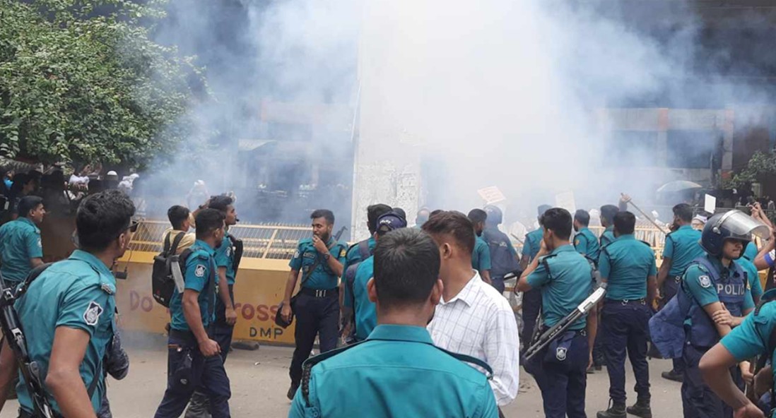 এনটিআরসিএর নিয়োগপ্রত্যাশীদের মিছিলে সাউন্ড গ্রেনেড নিক্ষেপ
