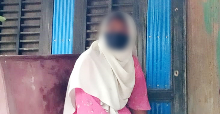 পিরোজপুরে স্ত্রীর স্বীকৃতির দাবিতে তরুণীর অনশন