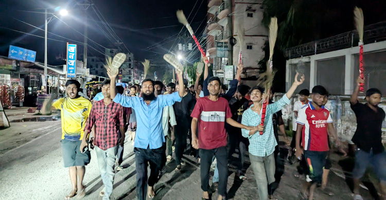 কুয়াকাটায় ইউএনওর বিরুদ্ধে ঝাড়ু মিছিল