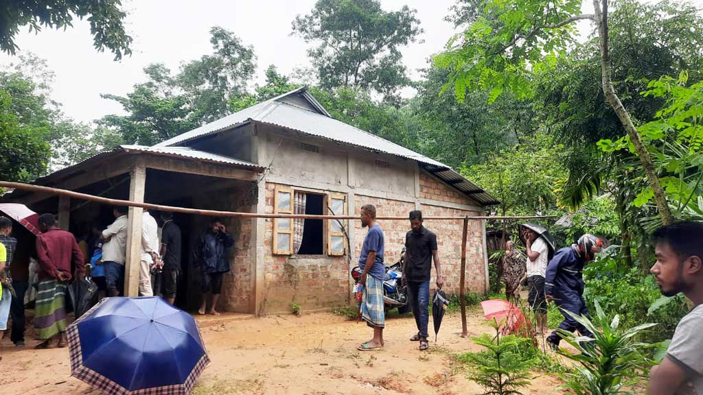 মাটিচাপায় ঘুমন্ত অবস্থায় একই পরিবারের চারজনের মৃত্যু