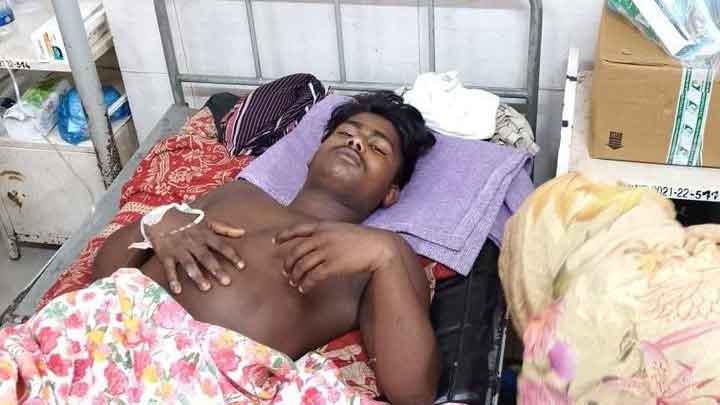 ছেলের কাটা পা নিয়ে বিচারের দাবিতে ঘুরছেন বাবা